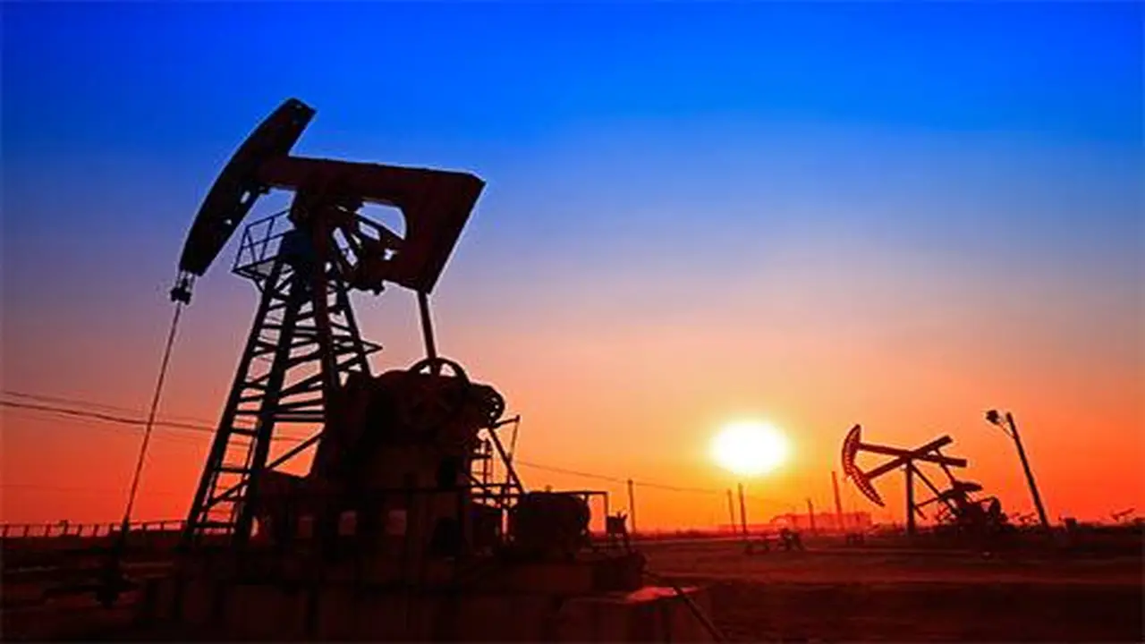 النفط يصعد مجددًا مع هشاشة الهدنة ومخاوف مضيق هرمز